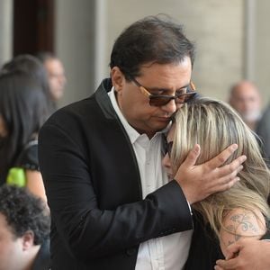Geraldo Luís foi acusado por filho de Marcelo Rezende de 'ajudar' na morte do pai, em setembro de 2017 - na foto, apresentador com a então namorada do jornalista no velório