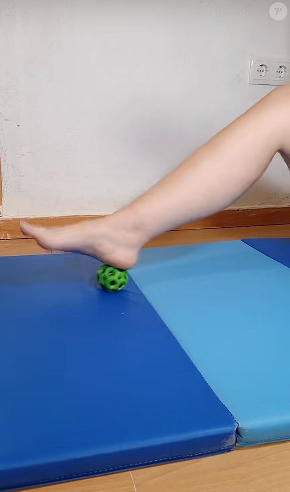 O quarto exercício da lista mostra a massagem da fáscia plantar, utilizando uma bola de tênis, ou qualquer outra desse tamanho similar. Você deve fazer o movimento de vai e vem por cerca de 1 minuto ou dois.