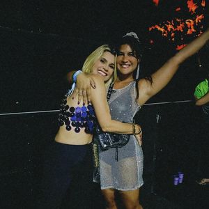 Podcast de mãe e filha chama 'Pé no Sofá Pod', e é apresentado em um sofá