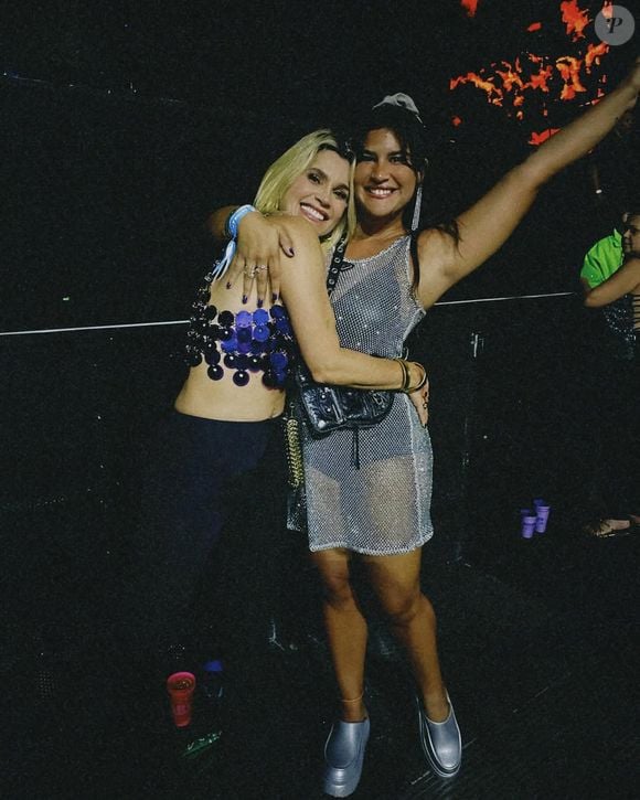 Podcast de mãe e filha chama 'Pé no Sofá Pod', e é apresentado em um sofá