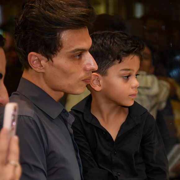 Filho de Mara Maravilha foi com os pais ao lançamento do livro de Luis Ricardo