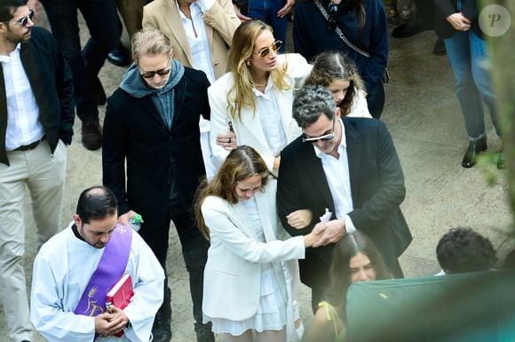 Igualmente abalado, Mario Bernardo Garnero foi fotografado com uma das filhas enquanto ela chorava