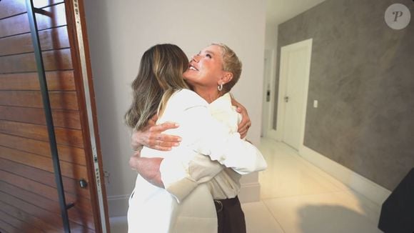 Xuxa deu um longo abraço em Ana Paula Renault