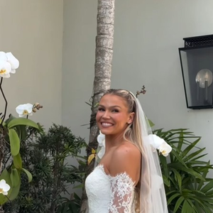 Carrie Lawrence, por sua vez, seguiu uma proposta mais clássica. A ex-zagueira usou um vestido longo branco com delicados detalhes em renda, combinado com véu e luvas.