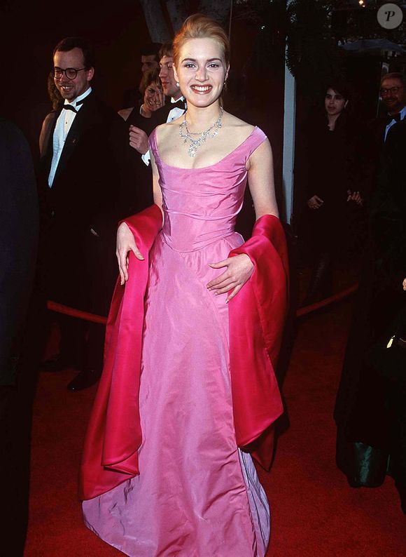 Kate Winslet exibiu um lindo vestido rosa Vivienne Westwood com um colar de diamantes enquanto comparecia ao Oscar de 1996