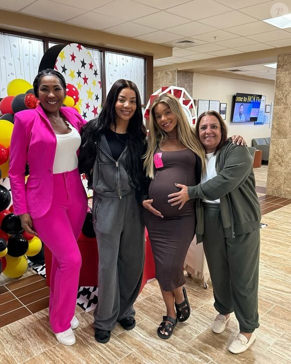 Brunna Gonçalves ainda grávida em foto com Ludmilla e família