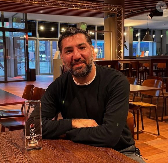 Com um visual grisalho, Berkay Ateş tem se dedicado ao cinema e TV e é um fenômeno na Turquia