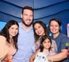 Maira Cardi, o marido Thiago Nigro, o filho mais velho, Lucas, a nora e a filha Sophia em festa