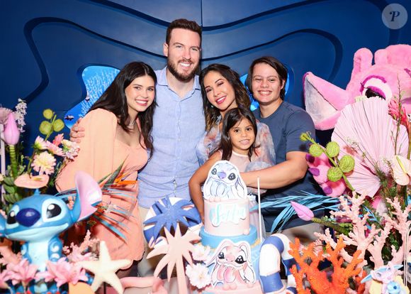 Maira Cardi, o marido Thiago Nigro, o filho mais velho, Lucas, a nora e a filha Sophia em festa