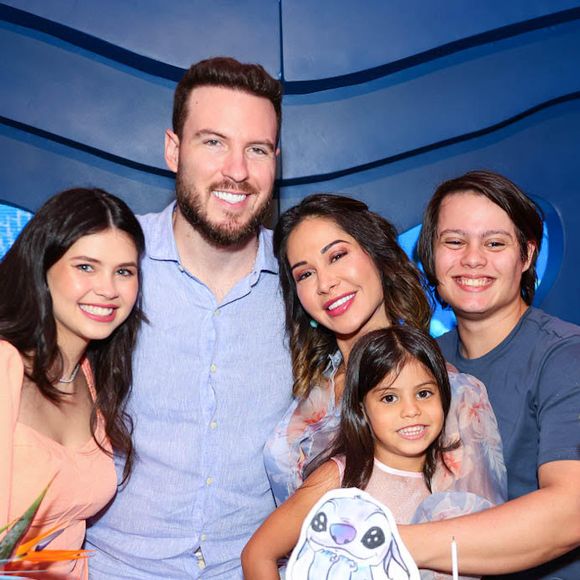 Maira Cardi, o marido Thiago Nigro, o filho mais velho, Lucas, a nora e a filha Sophia em festa
