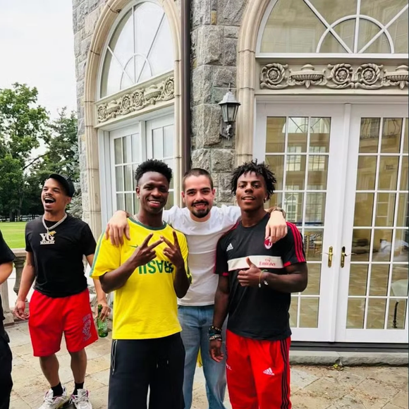 Segundo a revista Quem, o imóvel utilizado pela família de Vini Jr. fica em Saddle River, em Nova Jersey, e impressiona pelo luxo inspirado na antiga residência oficial dos czares russos