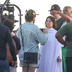 Carolina Dieckmann aposta em túnica branca fluida e maquiagem natural para viver Diná na adaptação cinematográfica de A Viagem