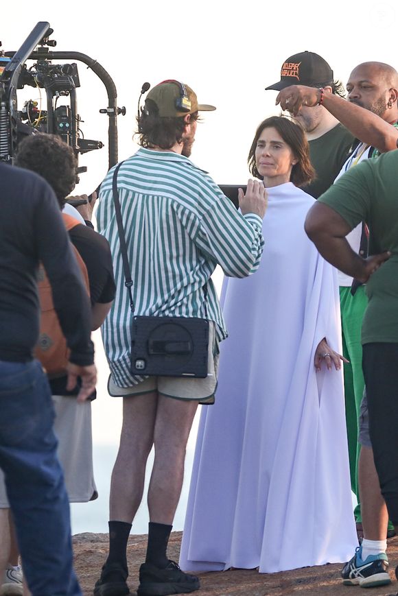 Carolina Dieckmann aposta em túnica branca fluida e maquiagem natural para viver Diná na adaptação cinematográfica de A Viagem