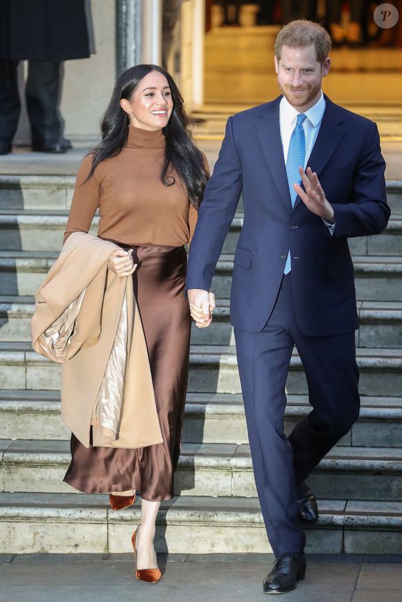 Meghan Markle e Príncipe Harry em crise? O jornalista classifica os projetos na Netflix como algo que o casal tentou fazer junto. No entanto, a empreitada teve sucesso aquém do esperado