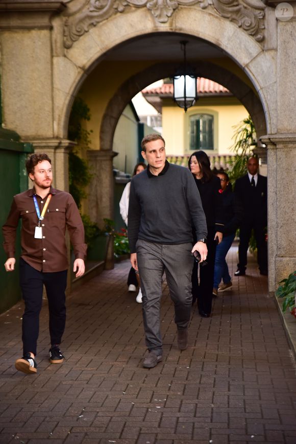 Filho de Francisco Cuoco (Diogo) no velório de seu pai, nesta sexta-feira (20).