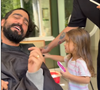 A filha Tereza, de 3 anos, ajudou a cortar o cabelo do pai, Renato Góes