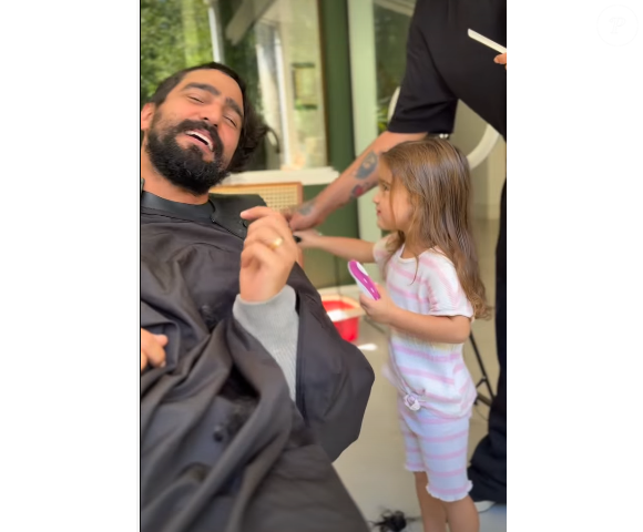 A filha Tereza, de 3 anos, ajudou a cortar o cabelo do pai, Renato Góes