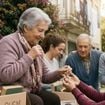 A psicologia afirma: quando as pessoas com mais de 70 anos começam a dar coisas de presente (louças, ferramentas, anéis), não estão se livrando de objetos desnecessários; chegaram a uma fase em que distribuir testemunhos de uma vida é mais importante do que guardá-los