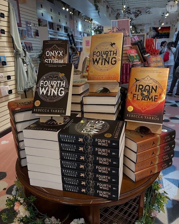 Fenômeno mundial, 'Quarta Asa' é o primeiro livro de uma trilogia cujos direitos de adaptação foram comprados pelo Amazon Prime Video