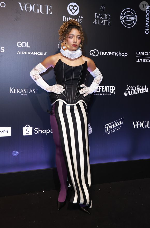 Baile da Vogue 2026: Alice Carvalho apostou em um look preto e branco inspirado na Colombina