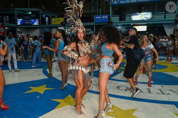 Com protetores de braço ornamentados, top vazado e saia de franjas, Sabrina Sato aposta em um visual elaborado para o ensaio de Carnaval da Vila Isabel