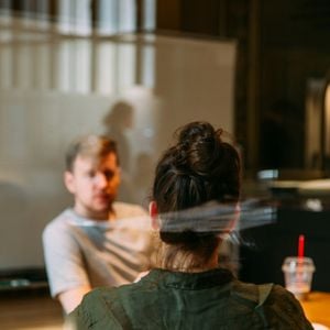 Um contato visual direto transmite firmeza, autoridade e, principalmente, confiança no que você diz