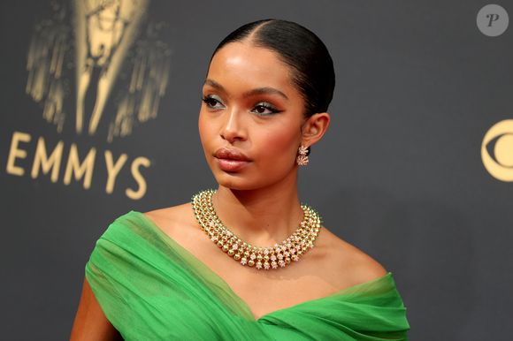A atriz Yara Shahidi escolheu coque clássico e com cabelo dividido ao meio