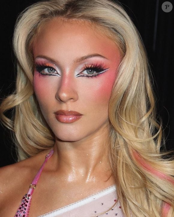 Como adaptar ao dia a dia: A nova maquiagem colorida aposta em um único ponto de destaque, seja no delineado vibrante, nas sombras suaves ou em pequenos toques de brilho aplicados com equilíbrio