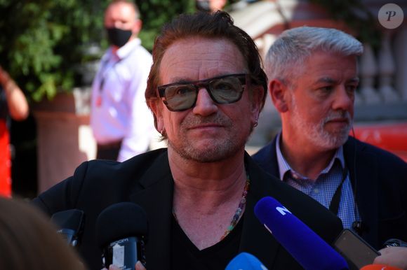 Em 2014, o vocalista do U2 revelou ter glaucoma; motivo pelo qual costuma usar óculos escuros diariamente