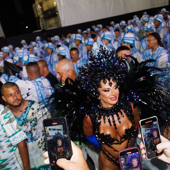 Carnaval 2025: Viviane Araujo foi disputada por fãs e imprensa na concentração