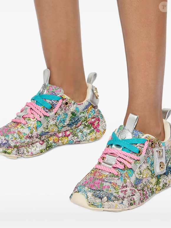 Fundada em 1963, a britânica Kurt Geiger London leva sua estética ousada para os tênis com um modelo floral coberto por paetês e detalhes metálicos