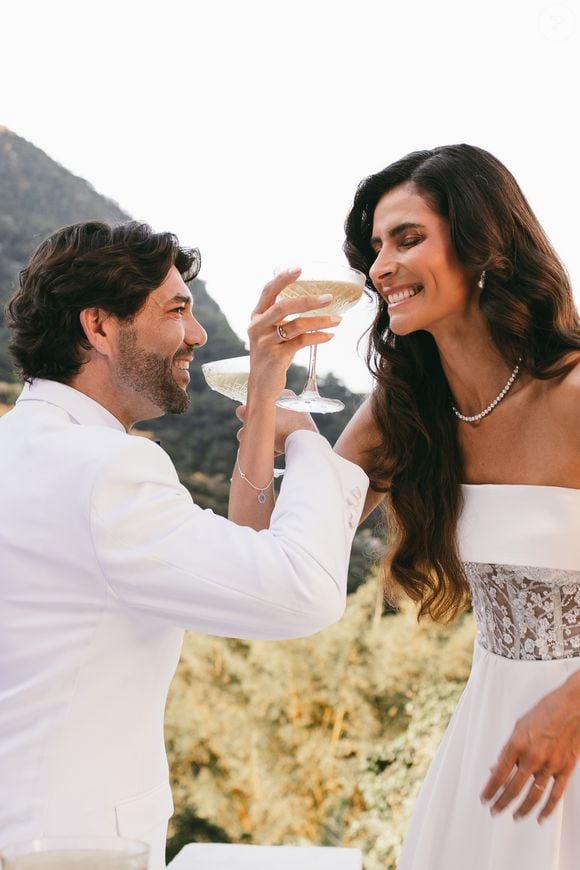 O modelo de vestido de noiva tinha flores jasmim bordadas em homenagem à família árabe da noiva