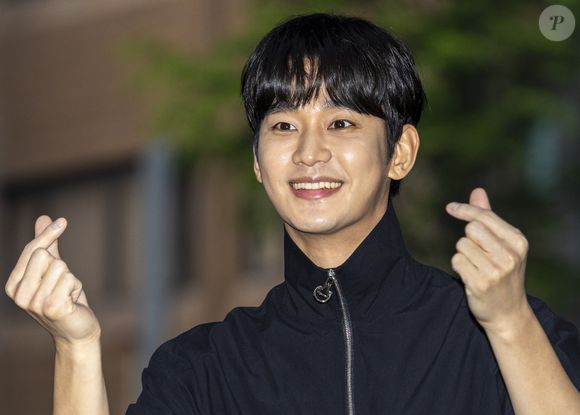Agora, o ator Kim Soo-hyun, do dorama 'Rainha das Lágrimas', foi acusado de ter namorado a atriz quando ela era menor de idade