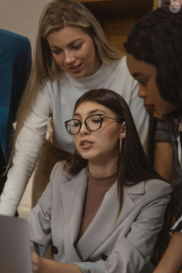 Psicologia revela: interrupções crônicas podem ser sinal de falta de escuta ativa, ansiedade, necessidade de controle ou neurodivergência