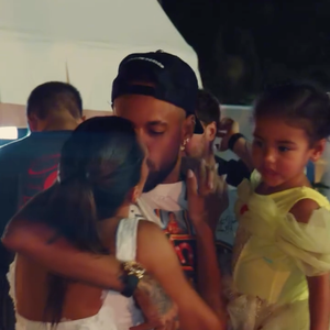 Neymar e Bruna Biancardi também se beijaram durante a celebração, afastando qualquer rumor de crise