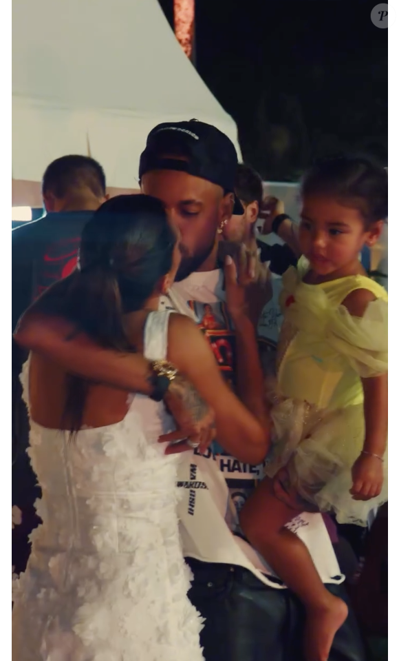 Neymar e Bruna Biancardi também se beijaram durante a celebração, afastando qualquer rumor de crise