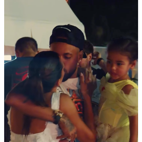 Neymar e Bruna Biancardi também se beijaram durante a celebração, afastando qualquer rumor de crise