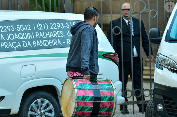 Ritmistas da Mangueira marcaram presença no velório de Preta Gil, que ocorre nesta sexta-feira (25), no Theatro Municipal do Rio de Janeiro.