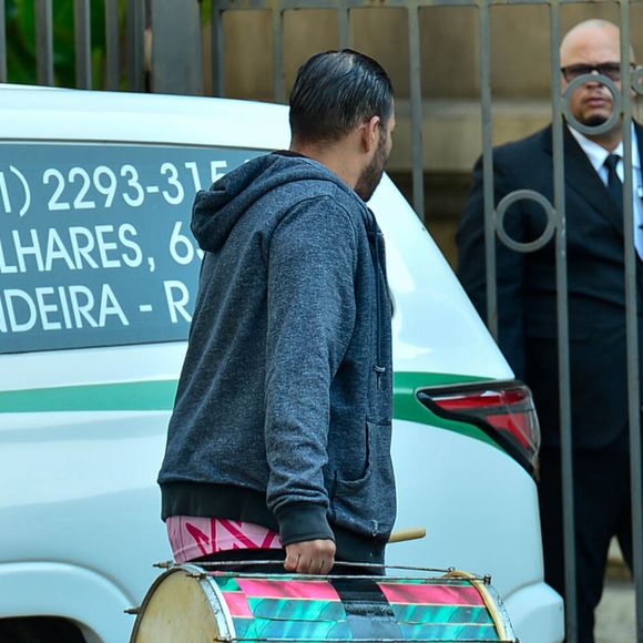Ritmistas da Mangueira marcaram presença no velório de Preta Gil, que ocorre nesta sexta-feira (25), no Theatro Municipal do Rio de Janeiro.