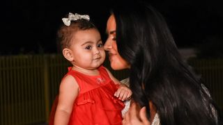 Filha de Zezé Di Camargo e Graciele Lacerda rouba a cena com vestido vermelho em gravação de especial de Natal do pai para o SBT. Fotos!