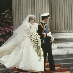 No dia do casamento da Princesa de Gales com o Rei Charles, consta que ela mandou costurar um pequeno broche de ouro 18 quilates em forma de ferradura nas costas do vestido de noiva para dar um toque extra de prosperidade no seu grande dia
