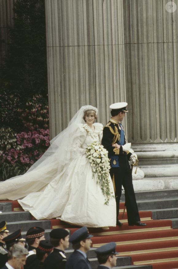 No dia do casamento da Princesa de Gales com o Rei Charles, consta que ela mandou costurar um pequeno broche de ouro 18 quilates em forma de ferradura nas costas do vestido de noiva para dar um toque extra de prosperidade no seu grande dia