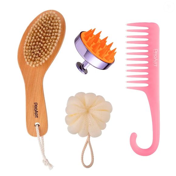 16. Kit Banho Escova Esfoliante + Massageador + Esponja + Pente (ProArt) | R$ 86,60
Conjunto para banho com foco em limpeza suave e estímulo ao couro cabeludo.