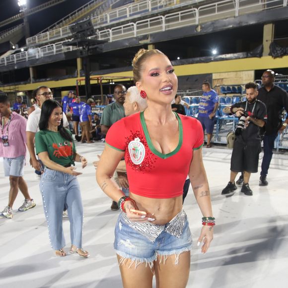 As aplicações de pedraria e o patch bordado até tentam elevar a produção, mas o resultado final fica mais funcional do que memorável, apostando no óbvio quando o cargo de Rainha de Bateria costuma pedir um pouco mais de ousadia fashion