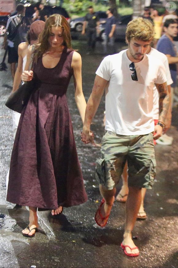 Sasha Meneghel e João Lucas caminharam de mãos dados após deixaram restaurante