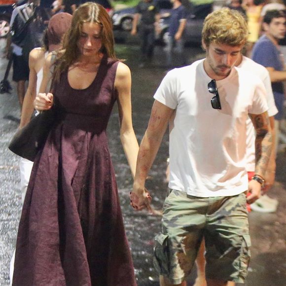 Sasha Meneghel e João Lucas caminharam de mãos dados após deixaram restaurante