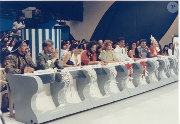 Elke Maravilha, na foto a última da esquerda para a direita, foi jurada de Chacrinha e Silvio Santos, atriz, modelo e apresentadora