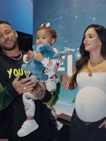 Quem pode, pode! Disney monta cinema VIP na casa de Neymar e Bruna Biancardi; Mavie brilha de Minnie