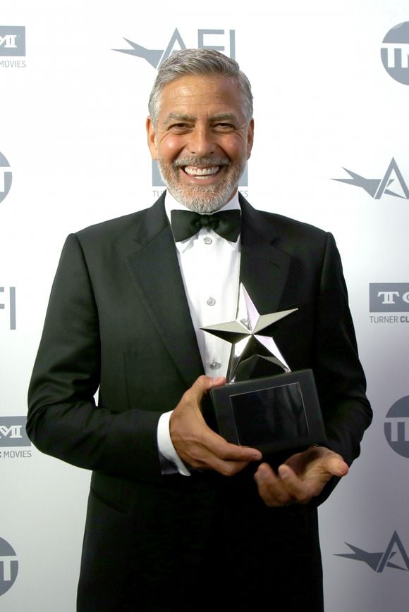 George Clooney disse para a People ser apaixonado no nhoque ao molho pesto de sua chef. Segundo o ator, a receita "faria você chorar"