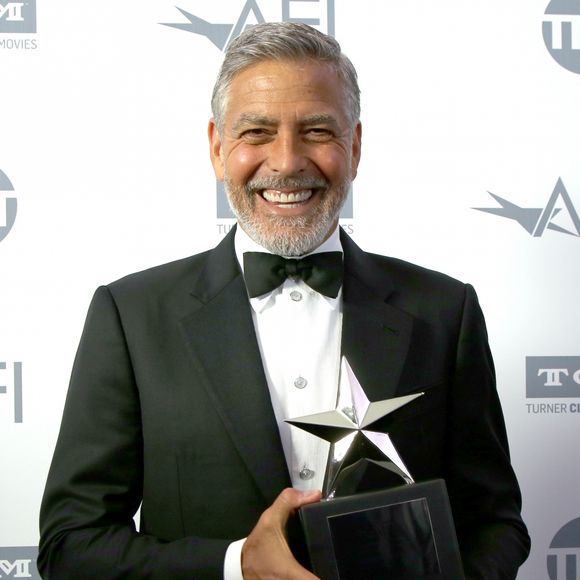 George Clooney disse para a People ser apaixonado no nhoque ao molho pesto de sua chef. Segundo o ator, a receita "faria você chorar"